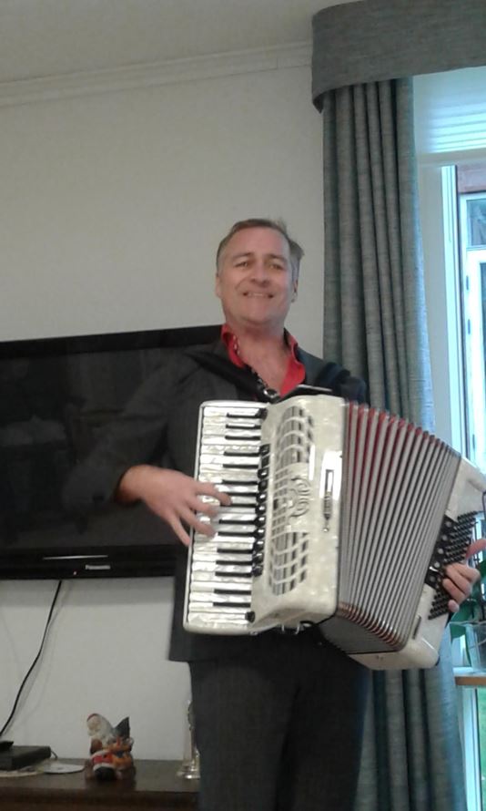Lars Grand spiller harmonika for beboerne